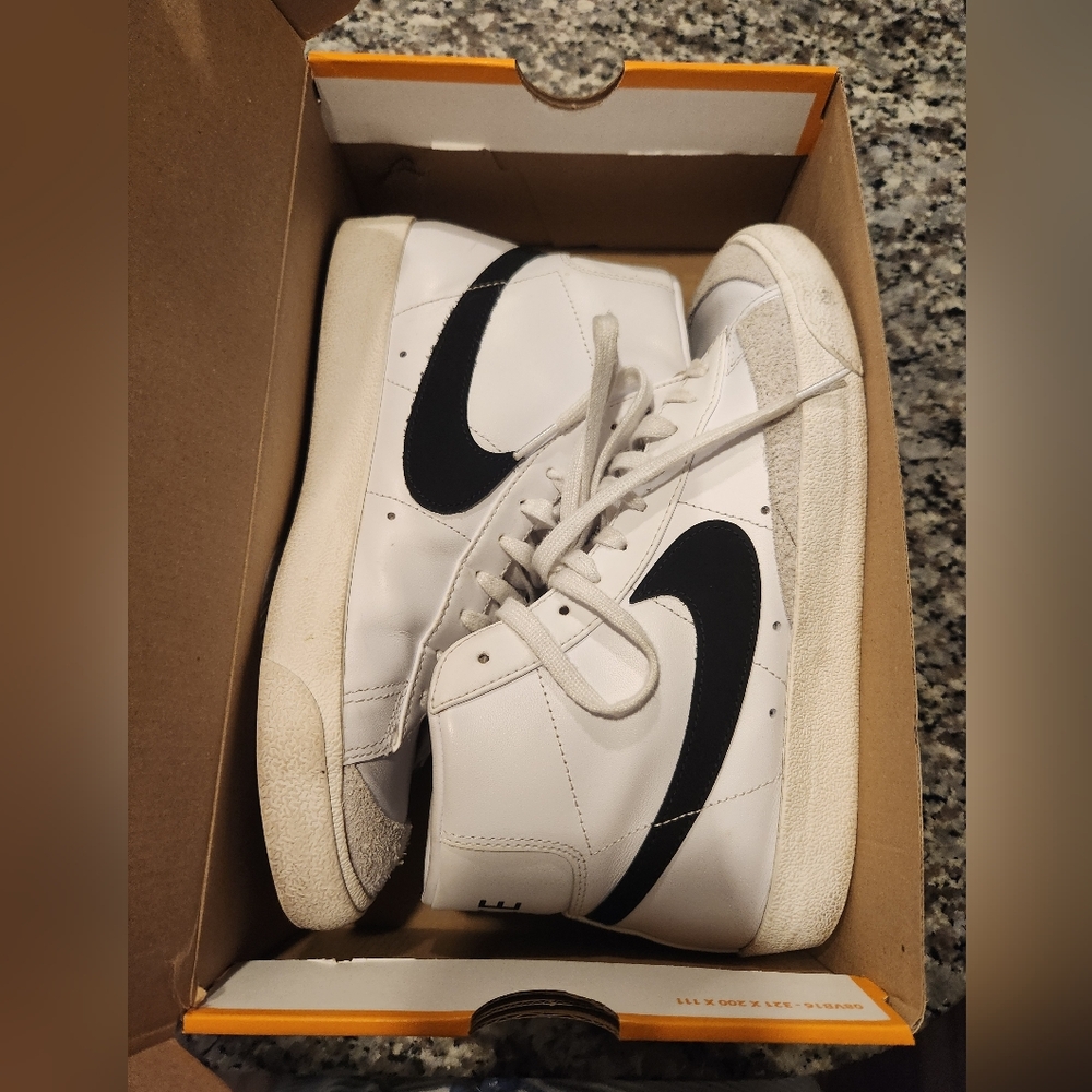 Nike Blazer Mid '77 in White and Black Sneakers Women's 10.5 Mens 9 - Picture 11 of 11